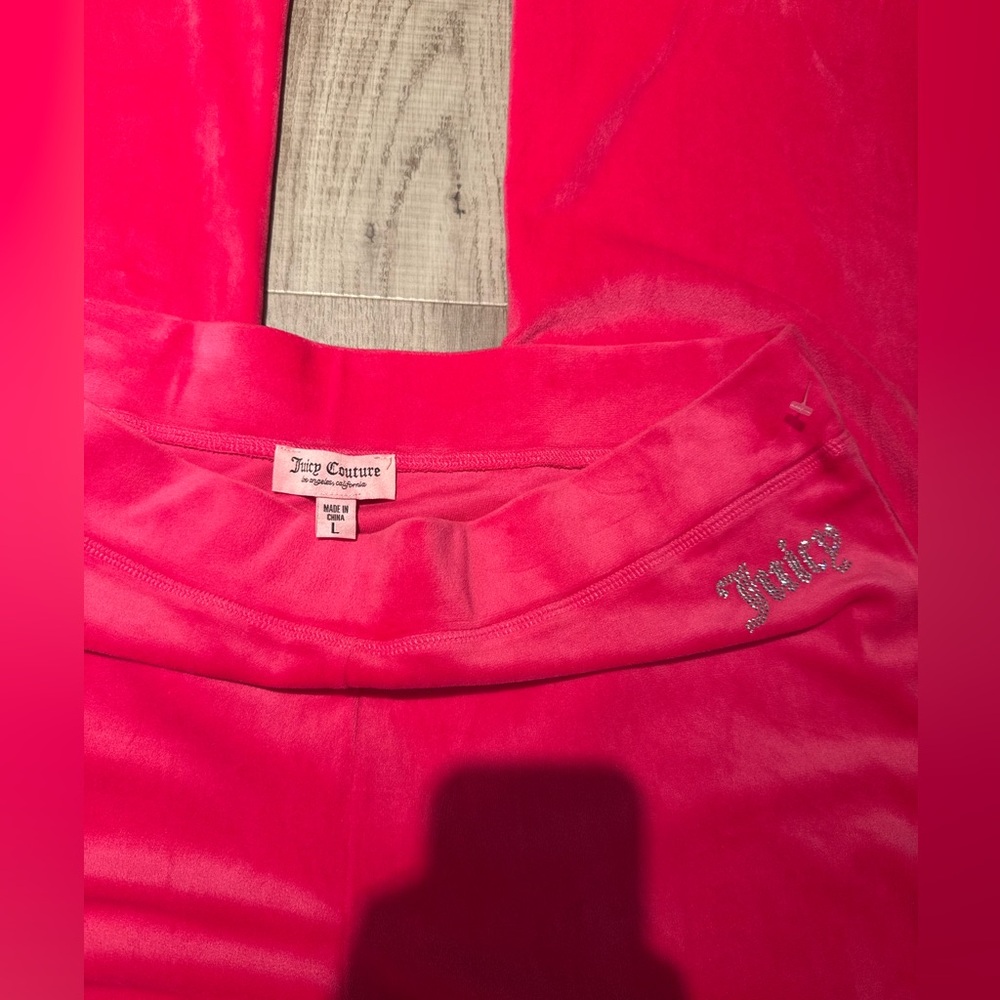 Juicy Couture Fuchsia Velour sweats 
Size L